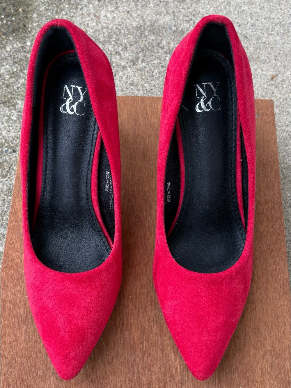 New York & Company Vibrant Red Suede Pointed Pumps Classic Stiletto Heels Size 8